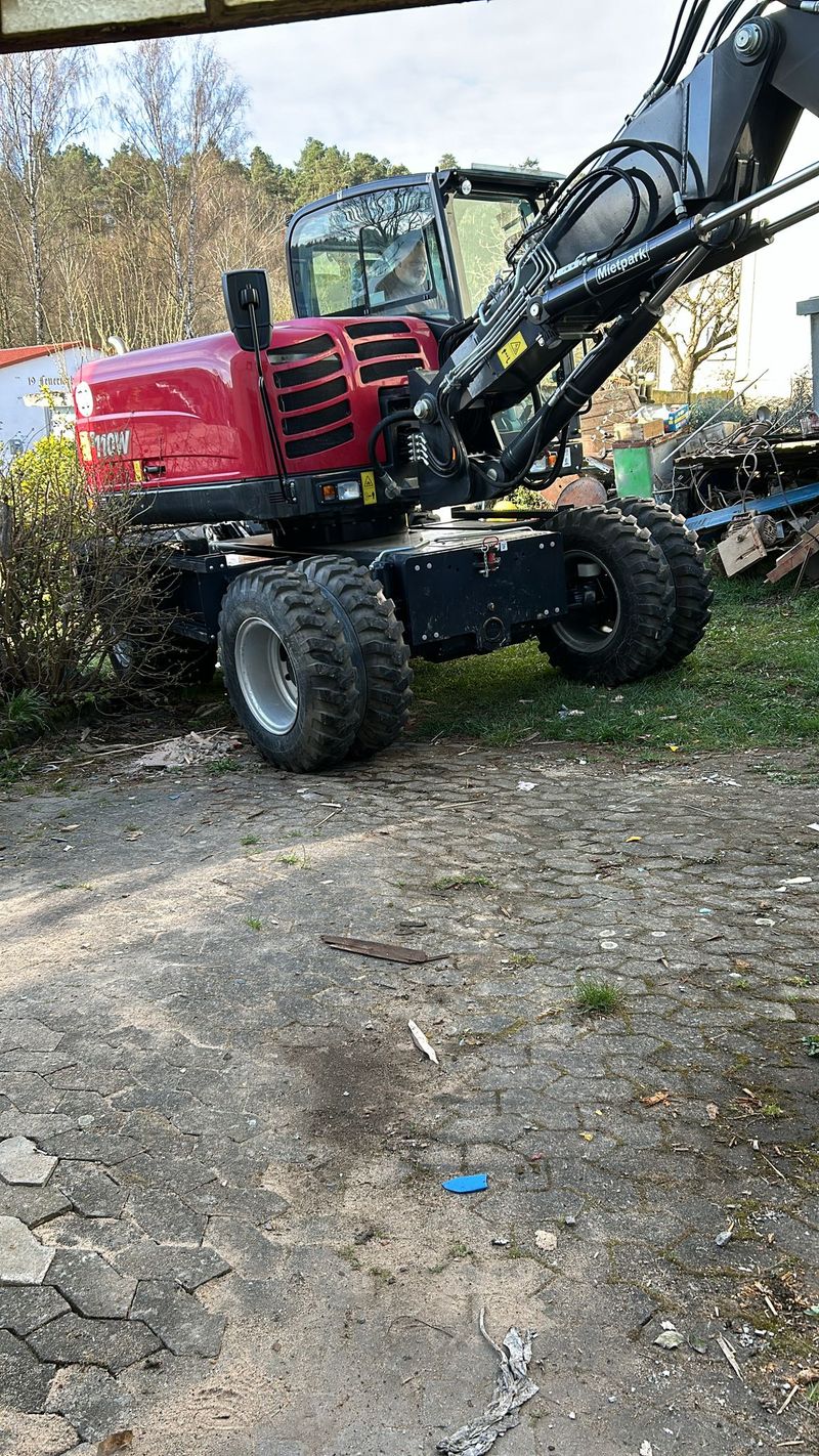 Roter Yanmar Mobilbagger einsatzbereit