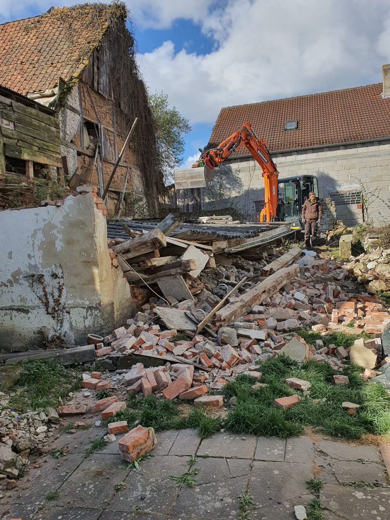 Abbruch eines Bauernhauses mit Bagger