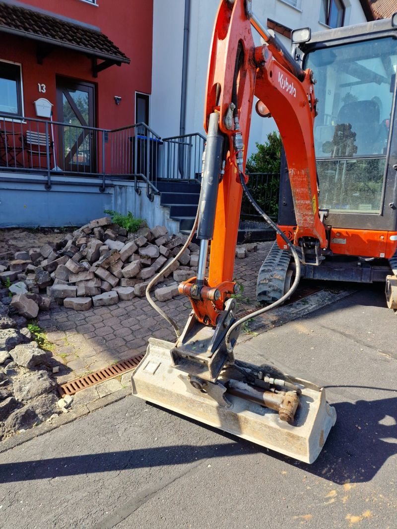 Bagger mit Saugplatte für Pflastersteine
