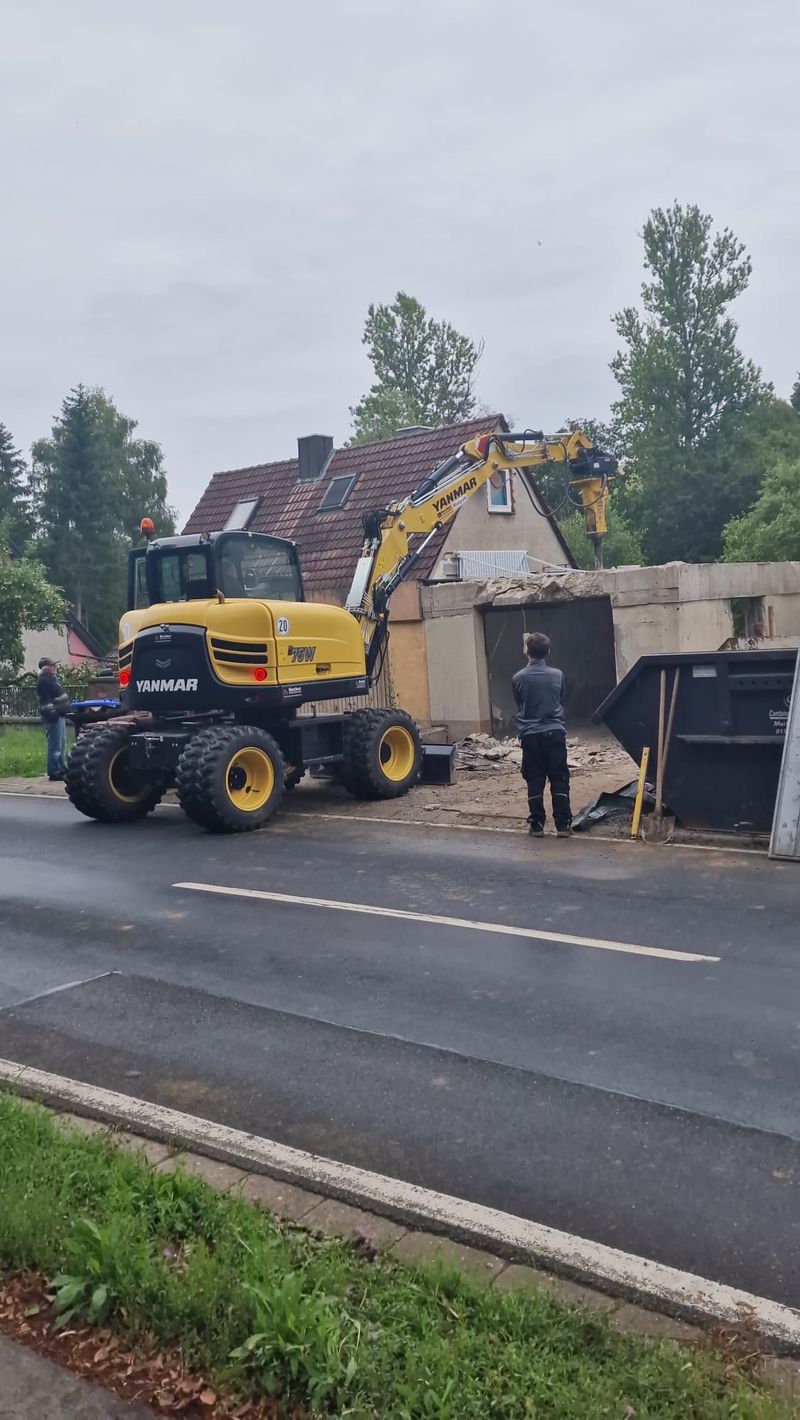 Yanmar Mobilbagger beim Abbruch einer Garage