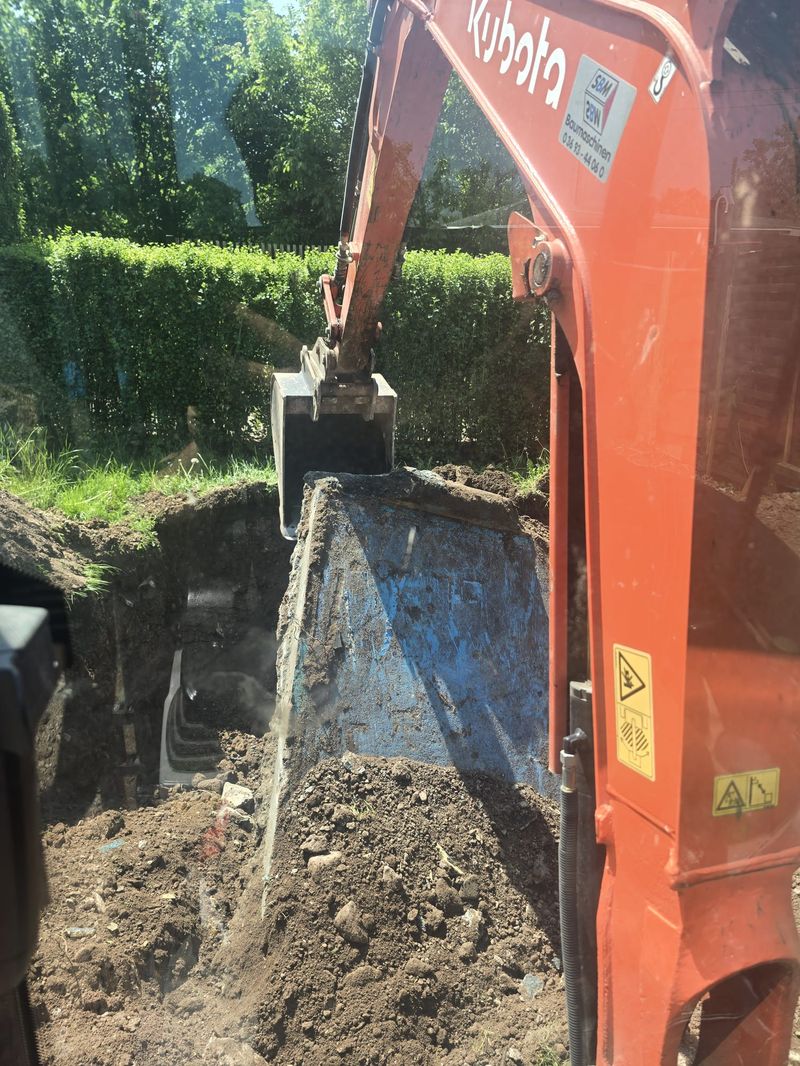 Kubota-Minibagger gräbt eine Pool-Grube