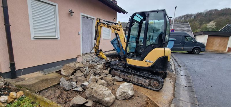Gelber Yanmar SV22 bei Erdarbeiten